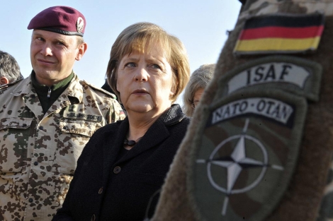 Ángela Merkel habla con soldados alemanes en Kunduz (Afganistán). | Reuters